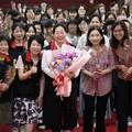 母親節前夕的祝福 徐榛蔚感恩致贈縣府女性同仁康乃馨