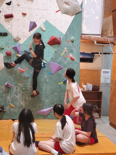 共同攀向高峰 花女與慈大外籍生攀岩挑戰
