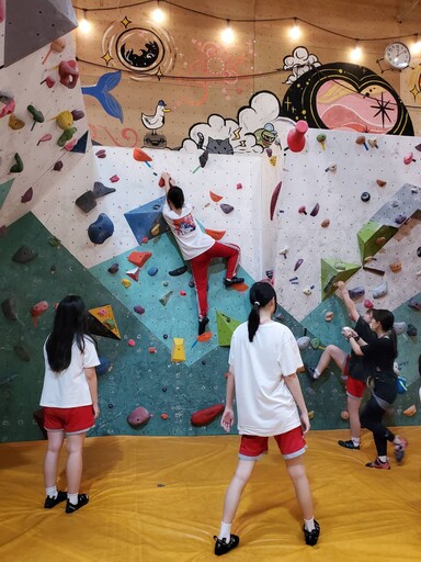 共同攀向高峰 花女與慈大外籍生攀岩挑戰