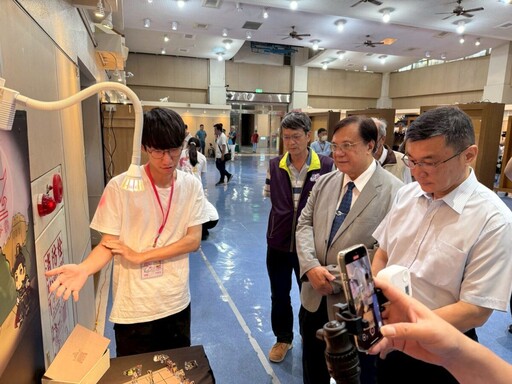 影音/融合視覺藝術饗宴 建國學視覺傳達系「110級畢業設計暨師生創作展覽」開展