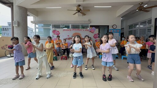 義竹鄉失智據點長輩快閃 傳遞愛與老幼共融正能量