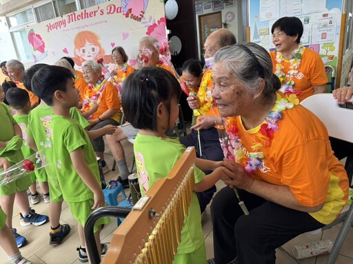 義竹鄉失智據點長輩快閃 傳遞愛與老幼共融正能量