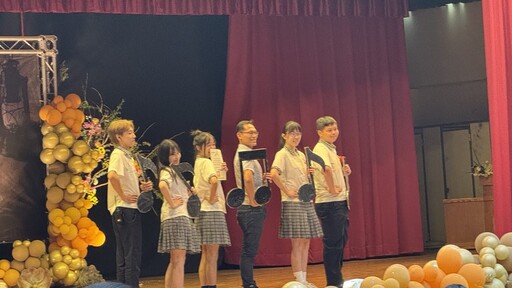 溪湖高中畢典打破傳統 畢業生齊心協力破解密碼盒象徵試煉完成