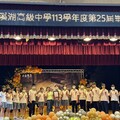溪湖高中畢典打破傳統 畢業生齊心協力破解密碼盒象徵試煉完成