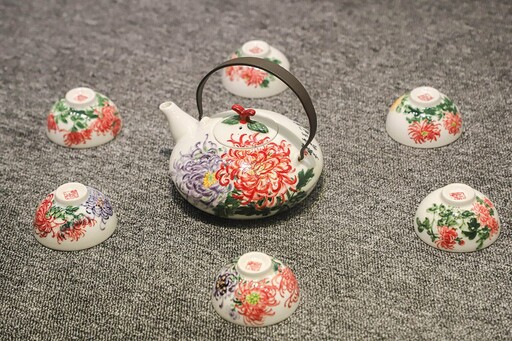 林婉芬「舞釉弄彩書畫情」個展開幕 彩墨瓷繪交織藝術風華