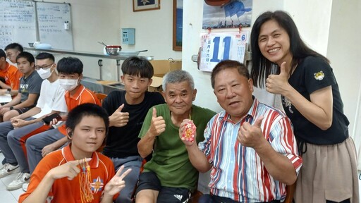花蓮高工志工關懷服務 榮家長輩滿心感動