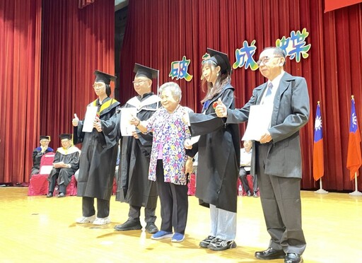 少見畫面 一家人同框畢業 莊怡亭獲頒宏國德霖科大董事長獎