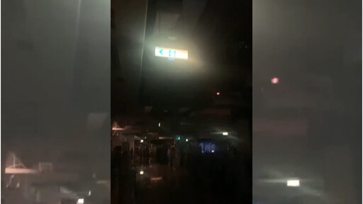 影音/宜蘭新月廣場驚傳停電 民眾摸黑吃飯逛街
