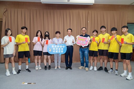 嘉義縣表揚國中會考5A學子 頒出逾66萬元獎金
