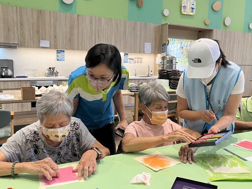 花壇日照長輩粉彩畫創作 現場畫筆飛舞、多采多姿