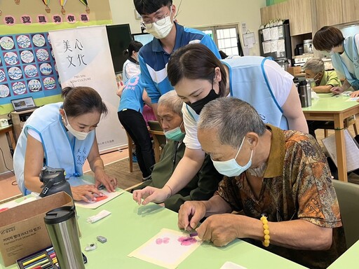花壇日照長輩粉彩畫創作 現場畫筆飛舞、多采多姿