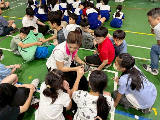 議員和烏龜一起當助教 遠雄環境教育列車駛入校園
