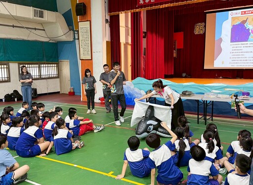 議員和烏龜一起當助教 遠雄環境教育列車駛入校園