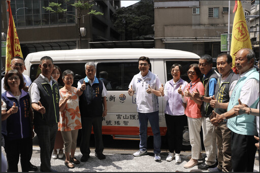 劉和然感謝三重護山宮:連續捐贈復康巴士 展現宮廟社會責任