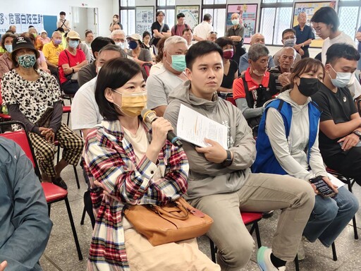 反北外環南移自救會批南市府辦理公聽會的公文掛在路口的路燈桿