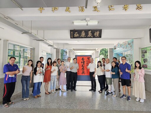 嘉義市雙師榮獲杏壇獎 學生跨海返校謝師恩