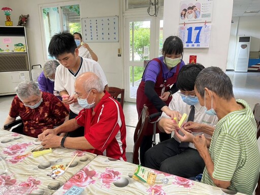 慈大附中暑期醫療志工營 走入榮家共譜幸福祖孫情