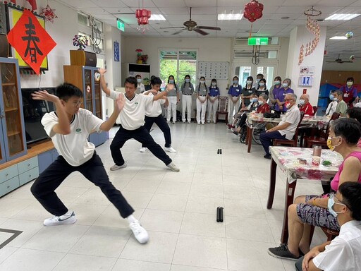 慈大附中暑期醫療志工營 走入榮家共譜幸福祖孫情