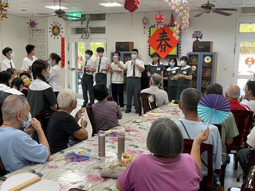 慈大附中暑期醫療志工營 走入榮家共譜幸福祖孫情