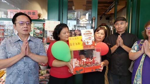 影音/阿杜皇家泰式料理舉辦二手義賣傳愛 捐贈彰化家扶十萬獎助學金