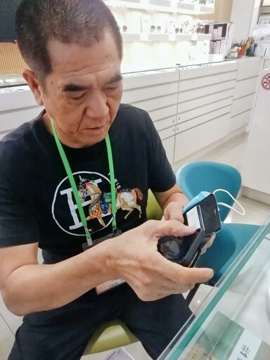議員治眼不忘救災 信賴眼科雷射精準回春