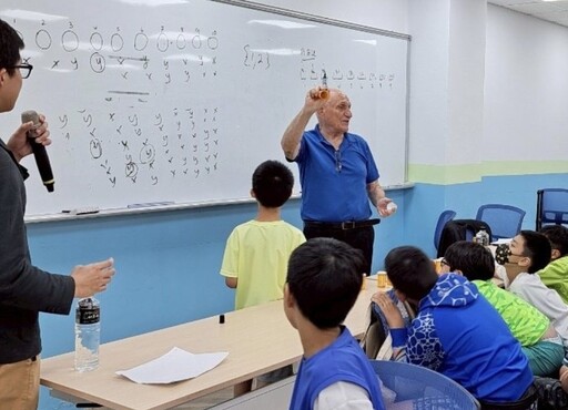 九九文教基金會+美國數學大聯盟㩗手激發小學生潛能 以接軌國際