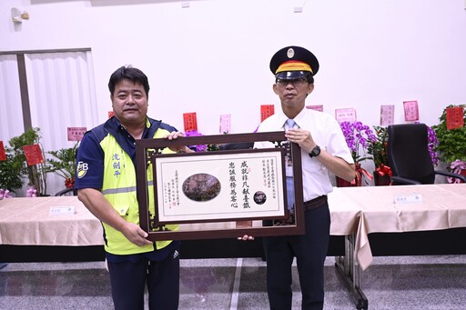 台鐵花蓮站新卸任站長交接 縣長徐榛蔚等多人見證祝福