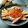 秋蟹肥美正當時「奇岩一號」秋蟹宴登場！花雕年糕燒螃蟹新品上市 紅白葡萄酒限時贈送