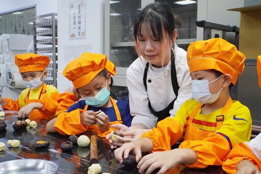 影音/大葉舉辦中秋月餅製作體驗活動 大手攜小手 開心體驗蛋黃酥製作