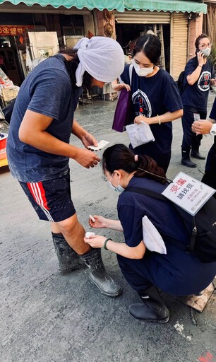 慈院行動傷口照護小組深入巷弄 扮演守護災民和鏟子超人的角色