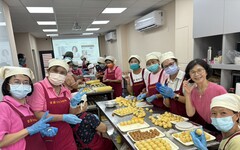 傳遞愛心溫度 溫媽媽義工隊手作月餅贈扶助家庭