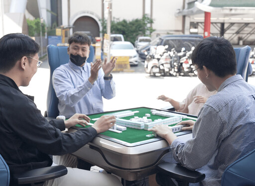 台北街頭驚現「麻將桌」社會實驗 意外揭露此「胡牌神器」！民眾驚呼：這才是打工人的救星！