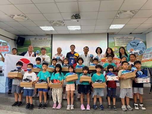 女排國手張瓈文送愛 萬金石馬拉松合作夥伴捐贈專業運動鞋 助北海岸學子無後顧之憂