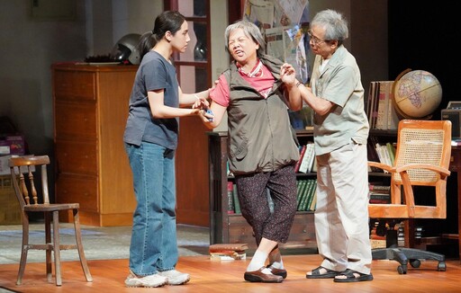 綠光劇團《八月,在我家》衛武營登場 兩層樓真實舞台揭家庭傷痕