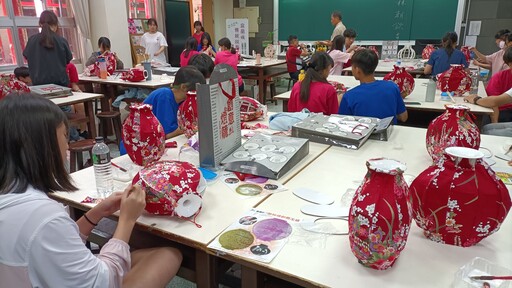 影音/從傳統走向文創 林朝欽走入宜蘭校園分享燈籠創意