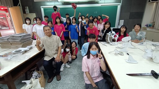 影音/從傳統走向文創 林朝欽走入宜蘭校園分享燈籠創意