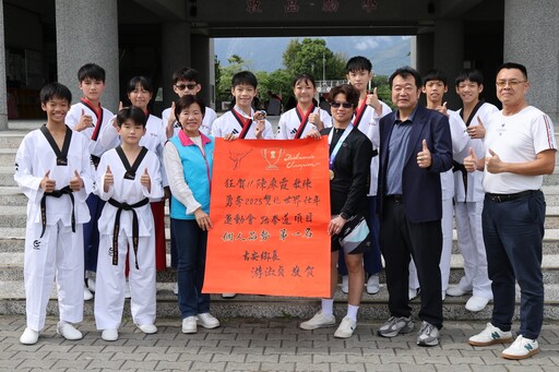 跆拳教練陳廖霞、選手陳哲戰績輝煌 游淑貞前往國風國中貼紅榜頒獎鼓勵