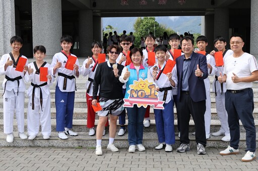 跆拳教練陳廖霞、選手陳哲戰績輝煌 游淑貞前往國風國中貼紅榜頒獎鼓勵