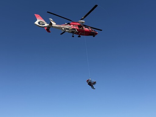海尾蚵道民眾落海 海巡空勤消防救難協會聯合救援
