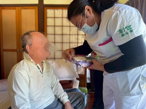 創世基金會暖心禮包 溫暖了植物人家庭