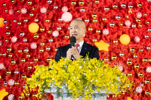 雙春金蛇年最高火紅15米聖誕樹 璀璨國北教大!