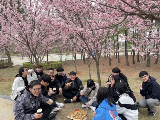 金大校園櫻花盛開 工管系師生與日本學者野餐交流