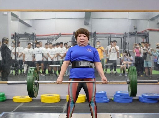 嘉義大學肌力與體能訓練室啟用 金牌健力Q嬤親自示範