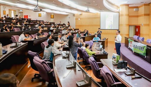 南華大學邀 翁章梁演講 與青年面對面交流