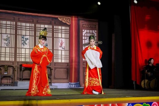 唐美雲歌仔戲團精彩登場 竹市民聚普天宮支持傳統藝術