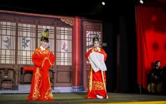唐美雲歌仔戲團精彩登場 竹市民聚普天宮支持傳統藝術