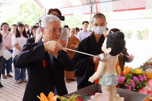 南華大學慶佛誕 師生抄法語唱校歌弘揚三好精神