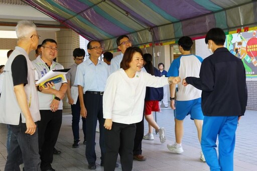 114年國中教育會考登場 黃敏惠市長巡視考場為考生加油打氣