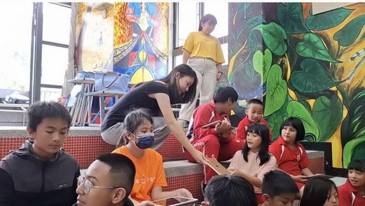 國際學校四名學生結合資策會 華碩基金會 送愛到阿里山原民學校