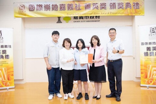 國際崇她嘉義社精英獎 黃敏惠市長頒獎表揚44位獲獎學子